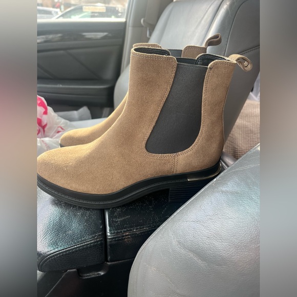 Never Worn Levon Chelsea Boot Size 7.5 Dark Taupe - Picture 3 of 3